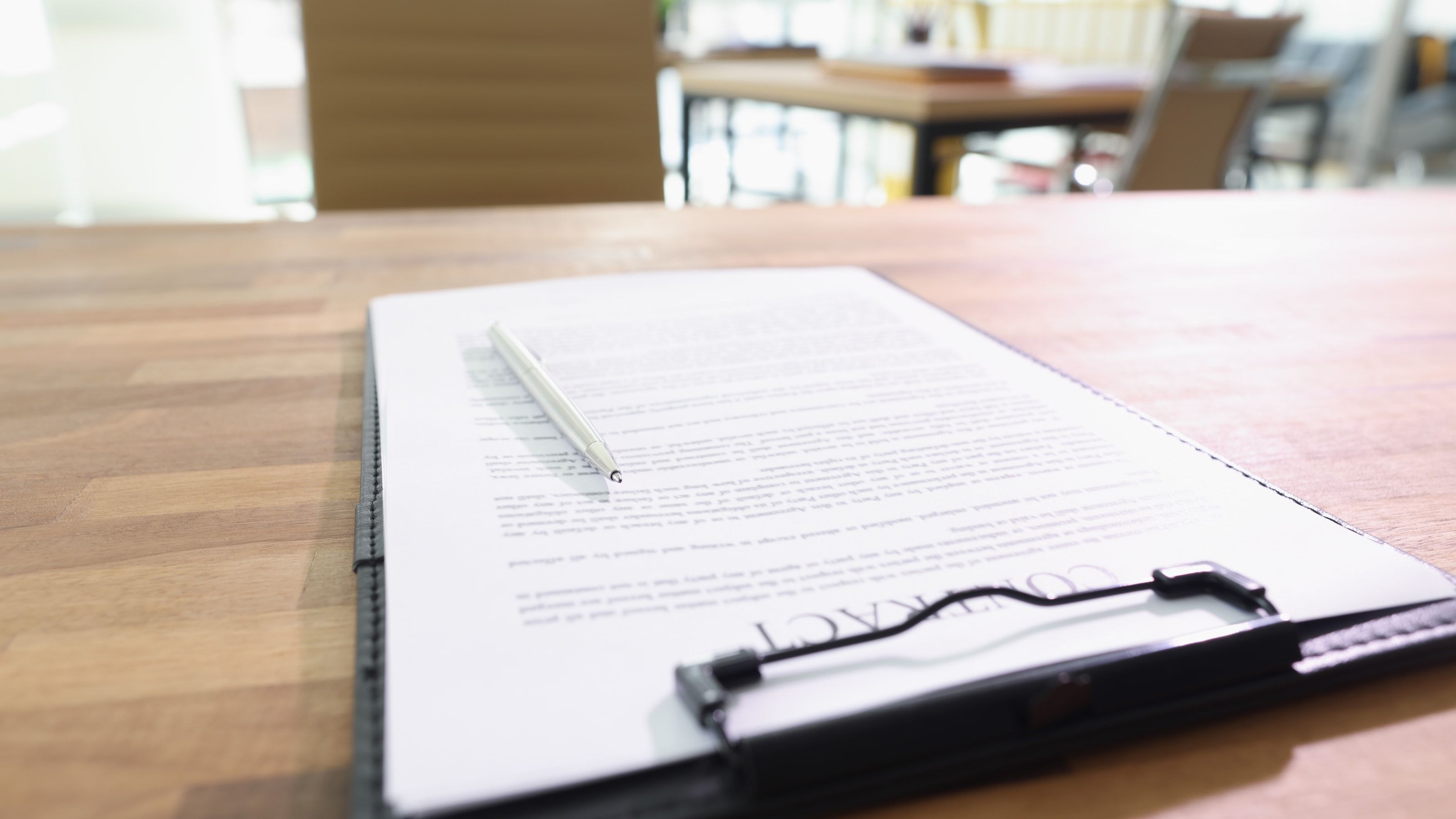 Documentación legal sobre la mesa de una oficina