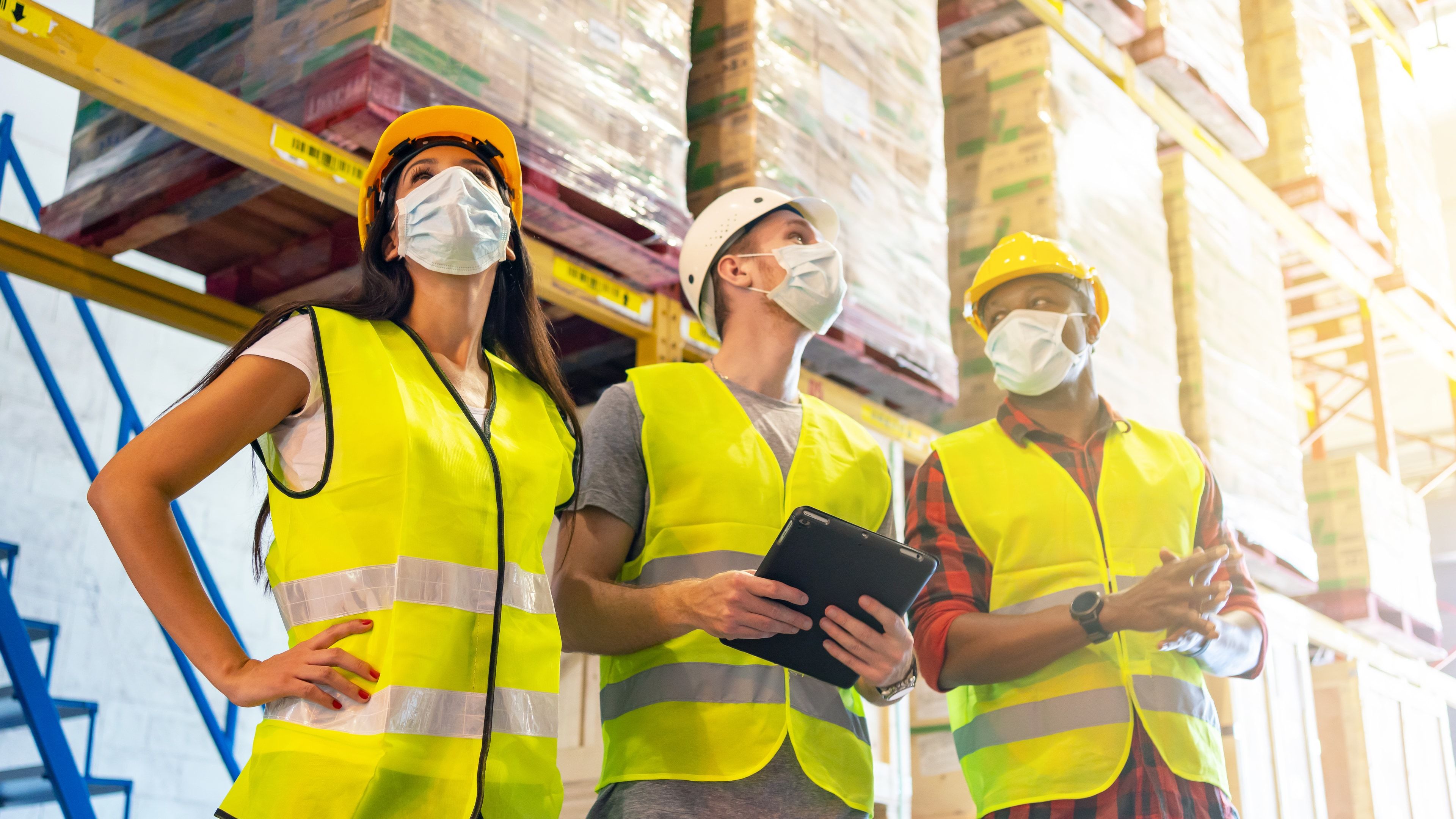 Trabajadores industriales con equipo de protección individual