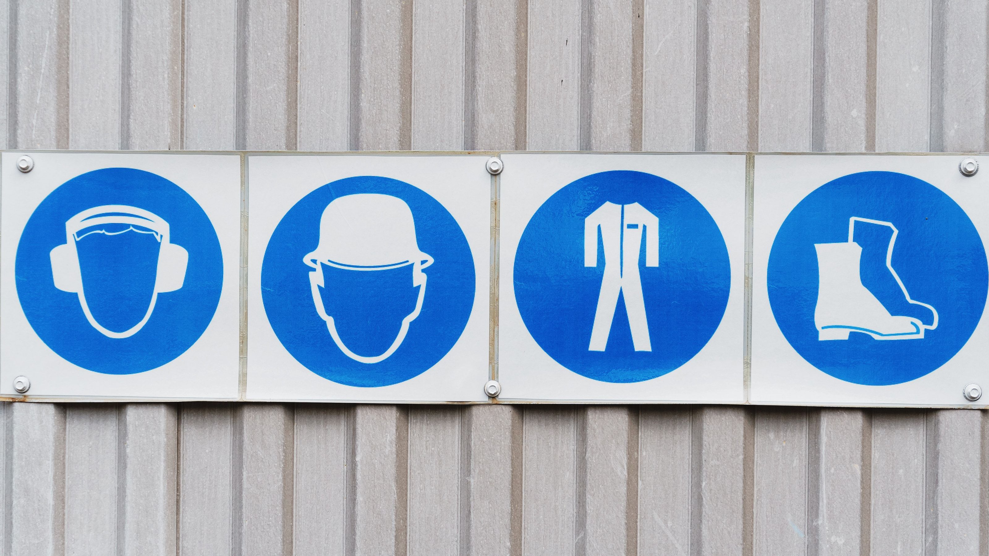 Señalización de seguridad y equipos de protección en la industria