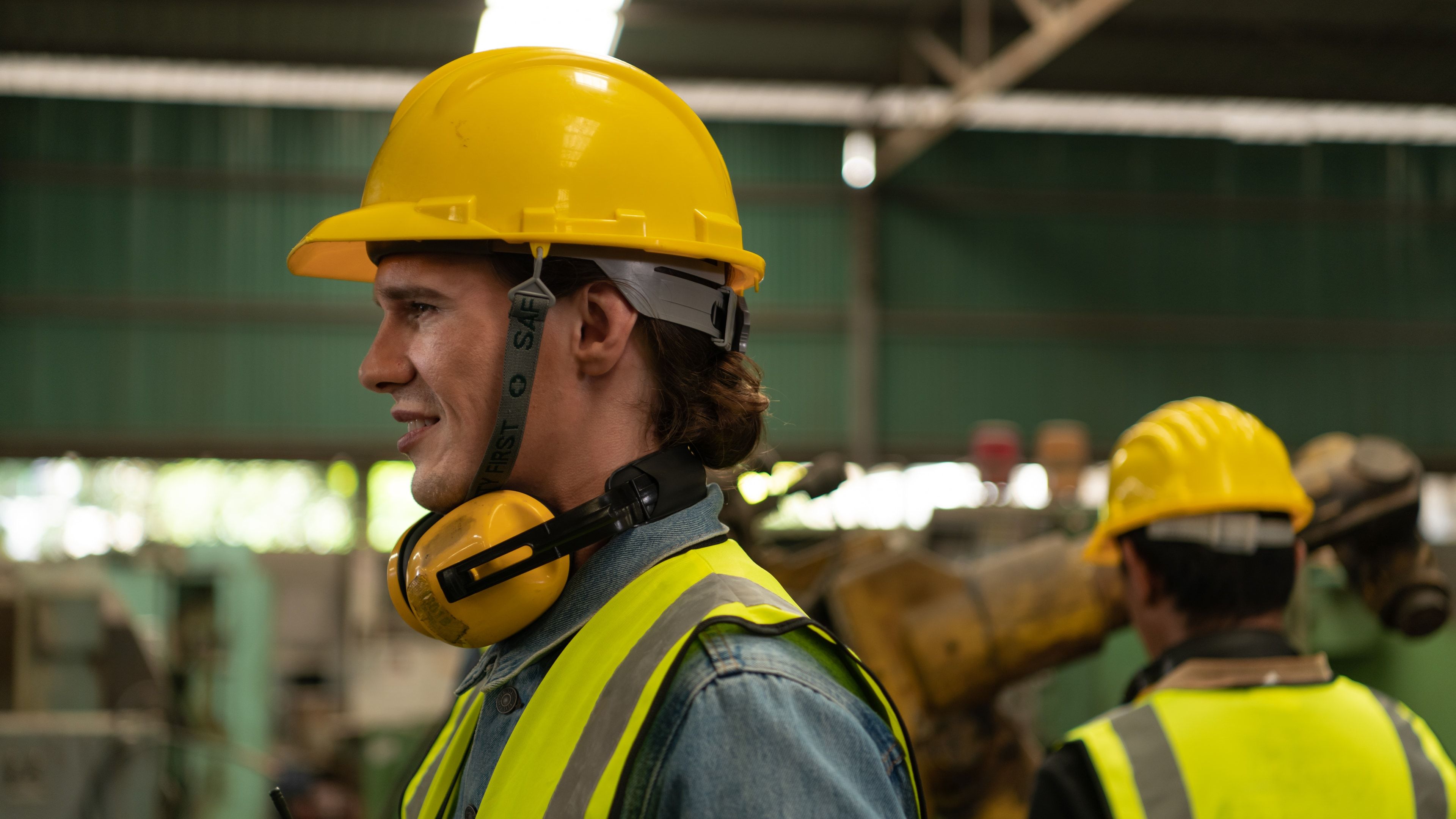 Ingeniero en una planta industrial mecánica